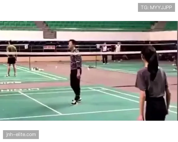 丁霞在商场试鞋随手甩出的价格标签,我当场感觉自己欠社会一笔债 丁霞在商场试鞋随手甩出的价格标签,我当场感觉自己欠社会一笔债